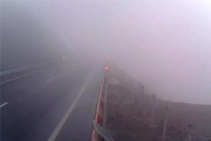 冬日駕車出行遇到團霧怎么辦？學(xué)會這7招或許能保命！