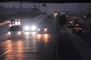 夜間開車?yán)纤緳C都懂：走灰不走白，見黑停下來！